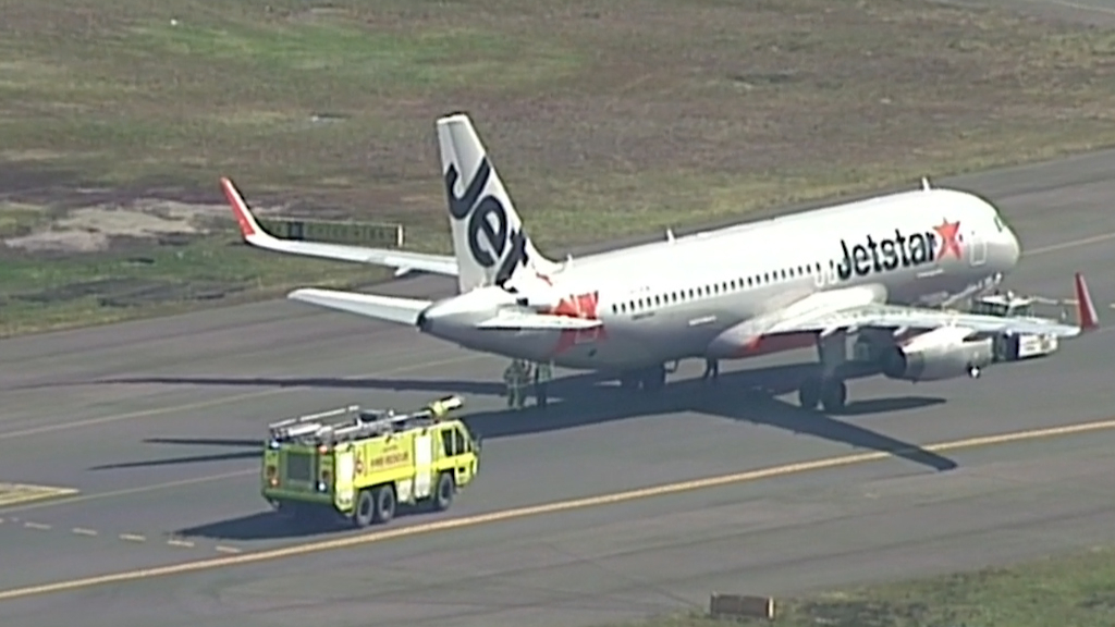 Jetstar flight returns to Sydney Airport