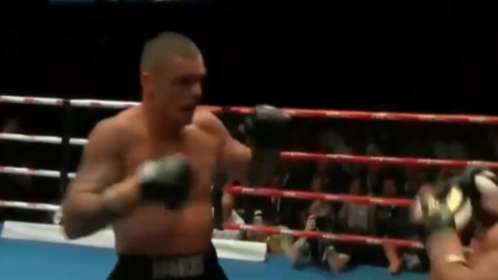 Mundine beaten by Parr