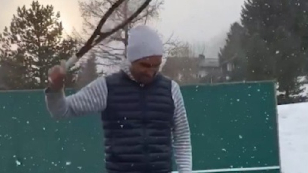 Federer entertains with trick shots