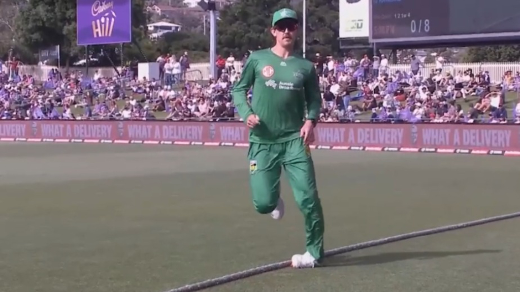 Ankle injury rules out Melbourne Stars batsman in first over of match