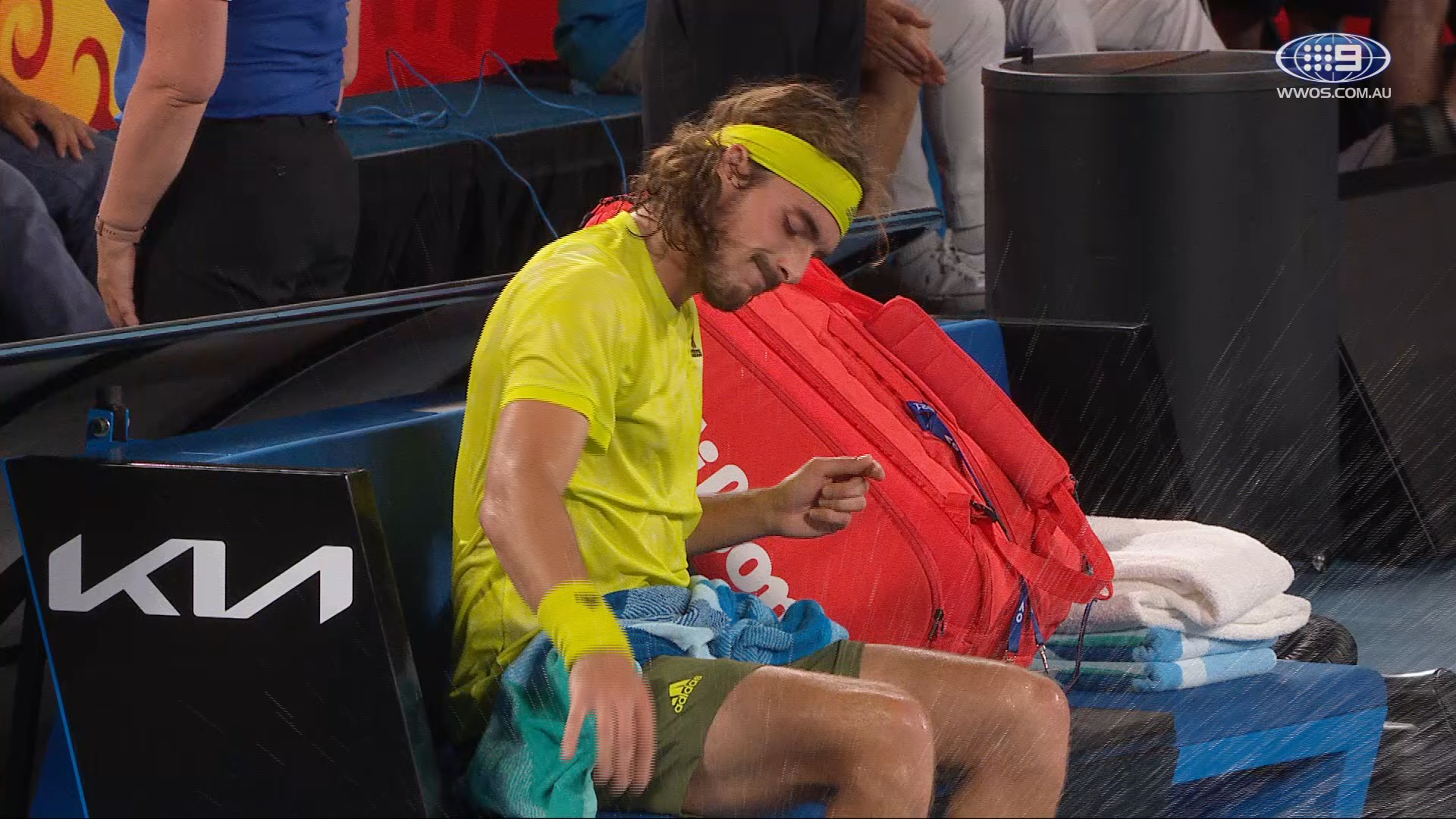 Medvedev silences the crowd as he wears out Tsitsipas