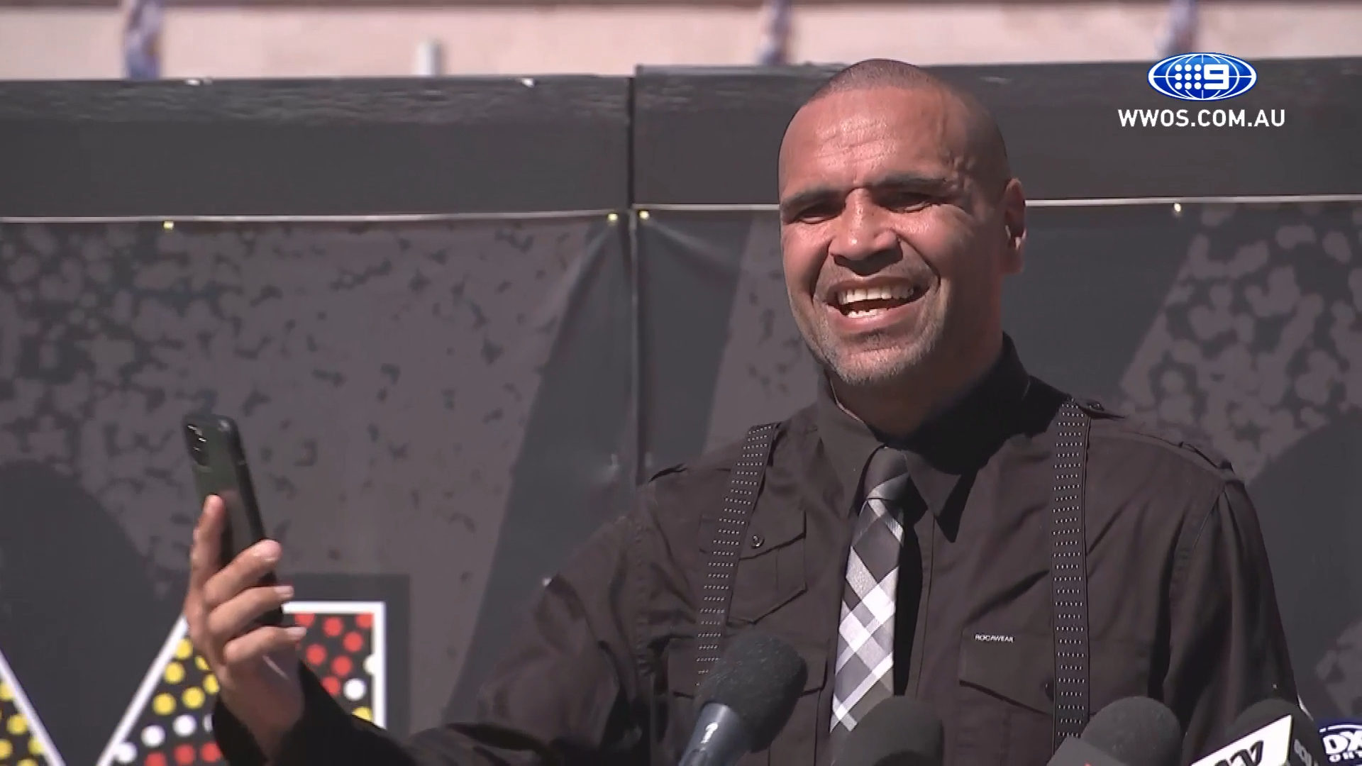 Kelly Slater calls Mundine during retirement press conference