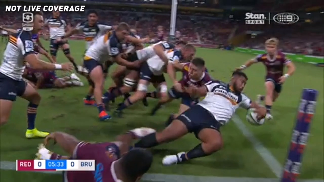 Brumbies score controversial try 