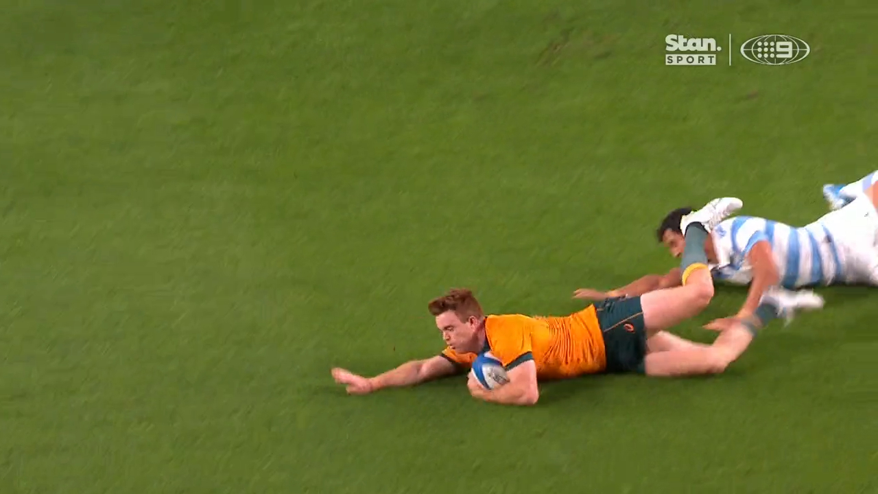 Andrew Kellaway finishes off a brilliant piece of play from the Wallabies