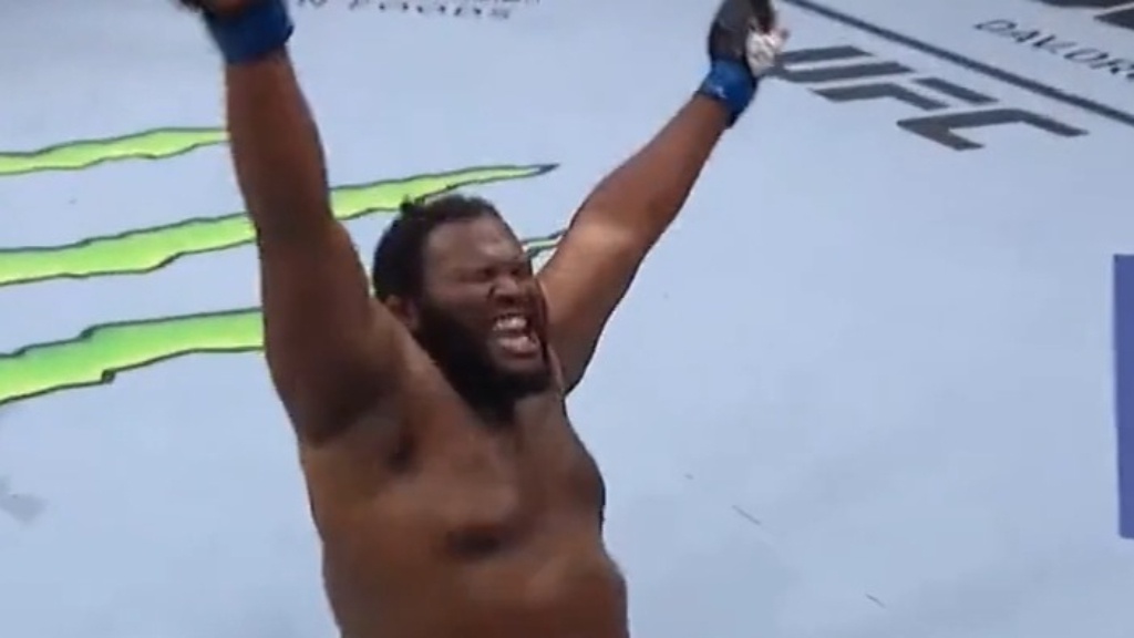 Big man's insane knockout at UFC 268