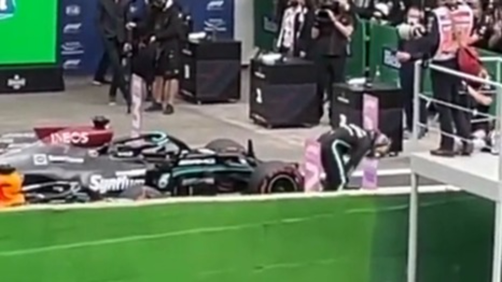 Max Verstappen appears to be inspecting Hamilton’s rear wing after qualifying