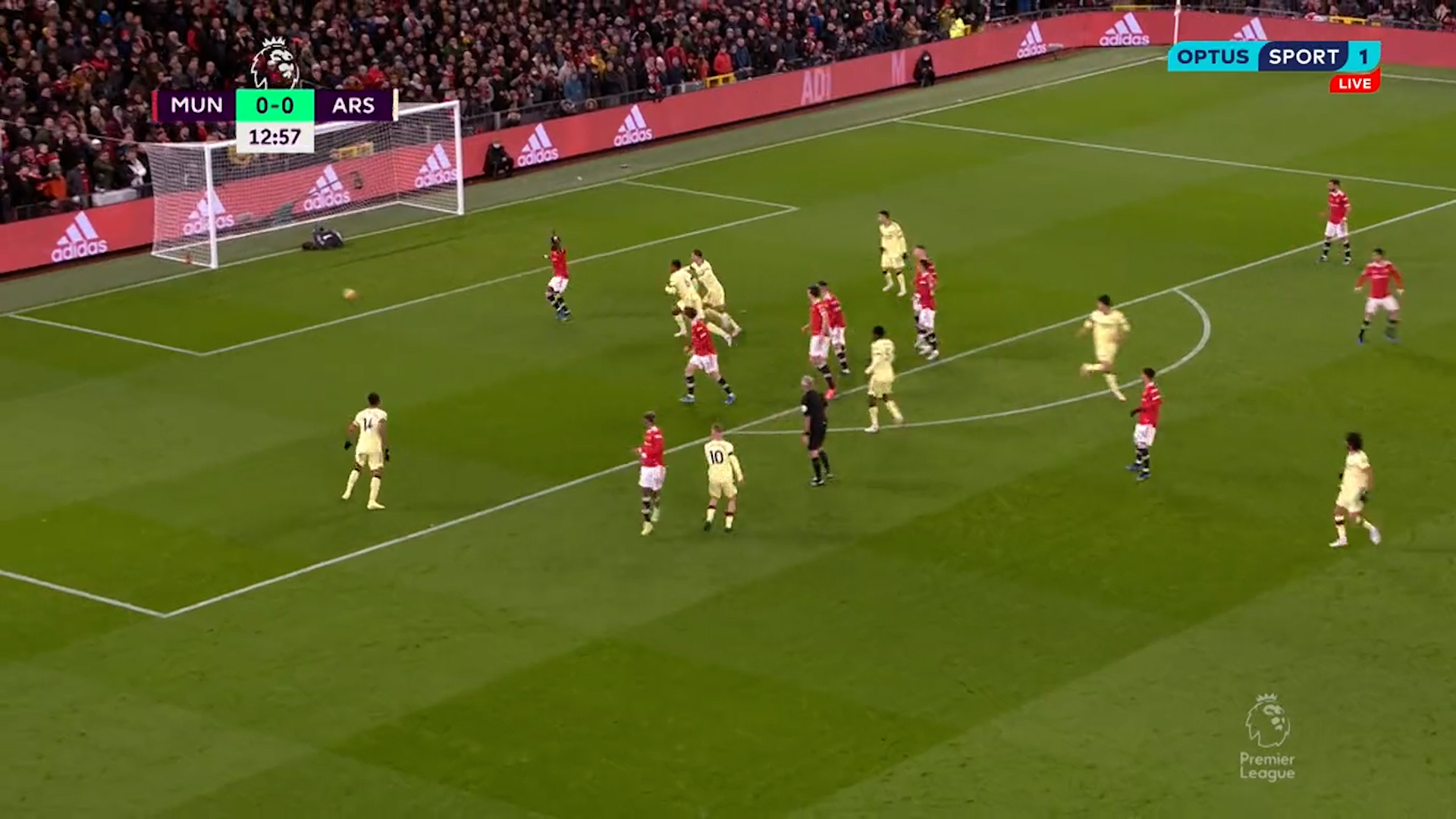 Arsenal score bizarre goal after United gaffe