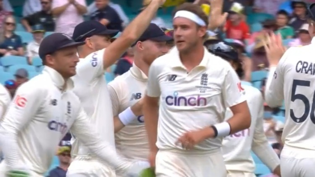 Stuart Broad gets first wicket of Sydney Test