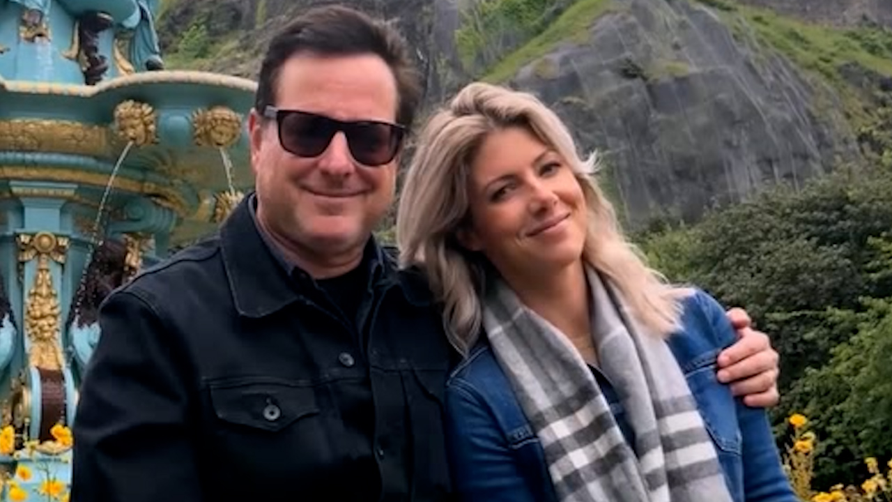 Kelly Rizzo remembers husband Bob Saget in emotional TV interview 
