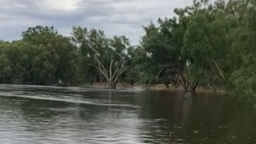 Western NSW battles floodwaters