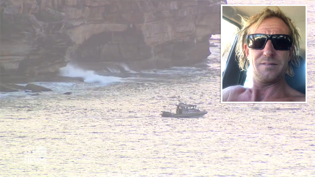 Search for missing man after boat capsizes in Sydney