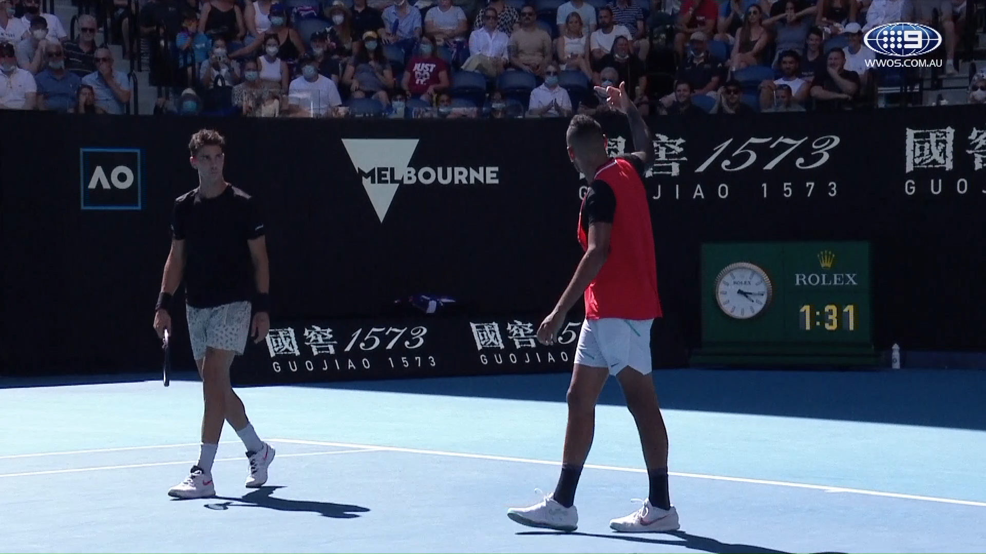 Kyrgios flips off the crowd