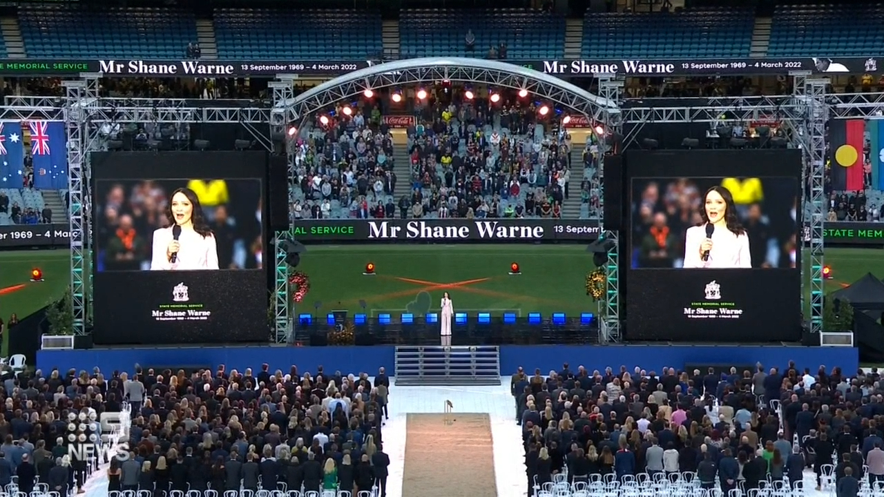 Fans say their final goodbyes to Shane Warne