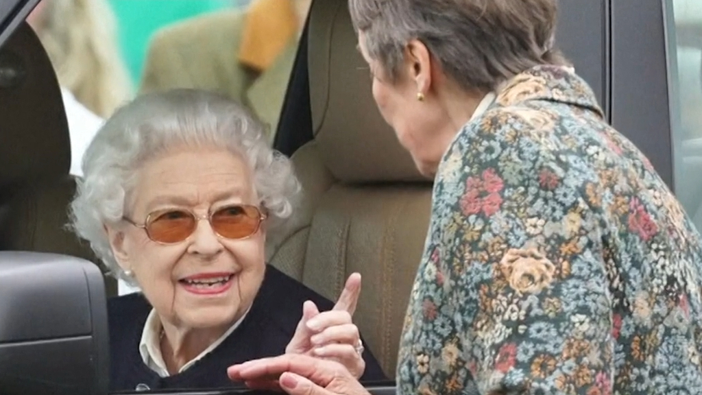 Queen Elizabeth makes surprise public appearance at horse show