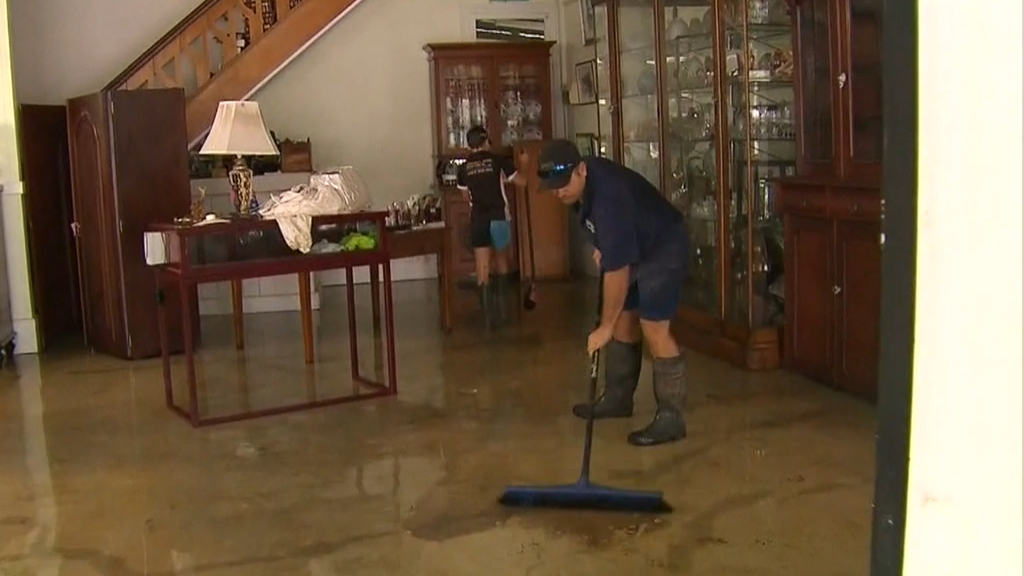 Residents in Queensland town Laidley start flood clean-up