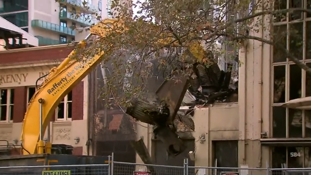 Three missing after Melbourne club fire as witness says she saw someone 'up to no good'