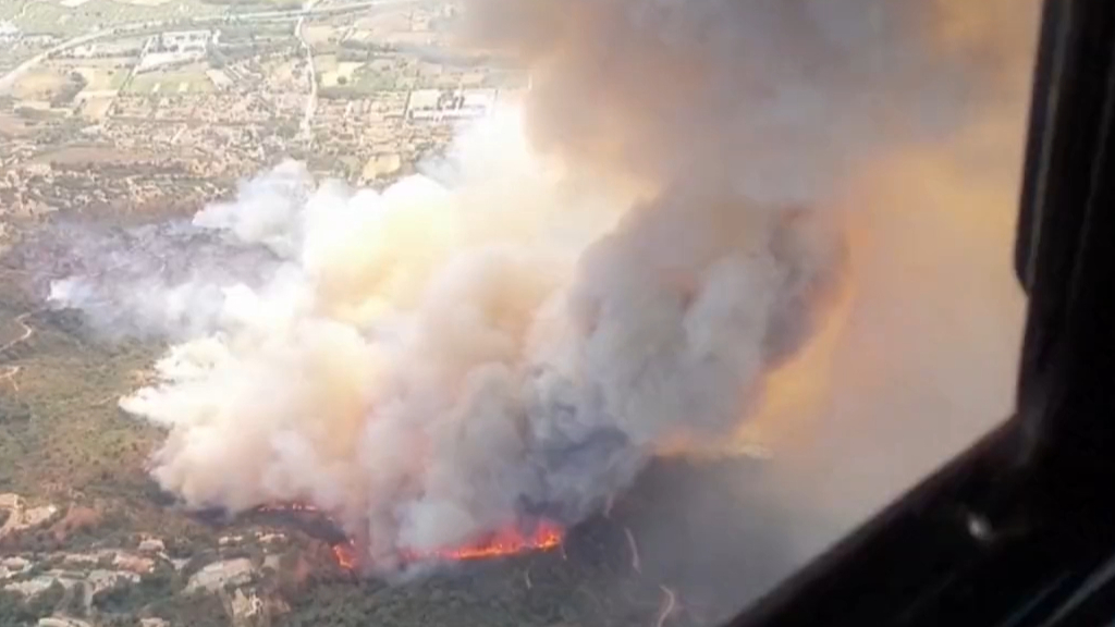 Wildfire in Spain forces evacuation of hundreds of tourists