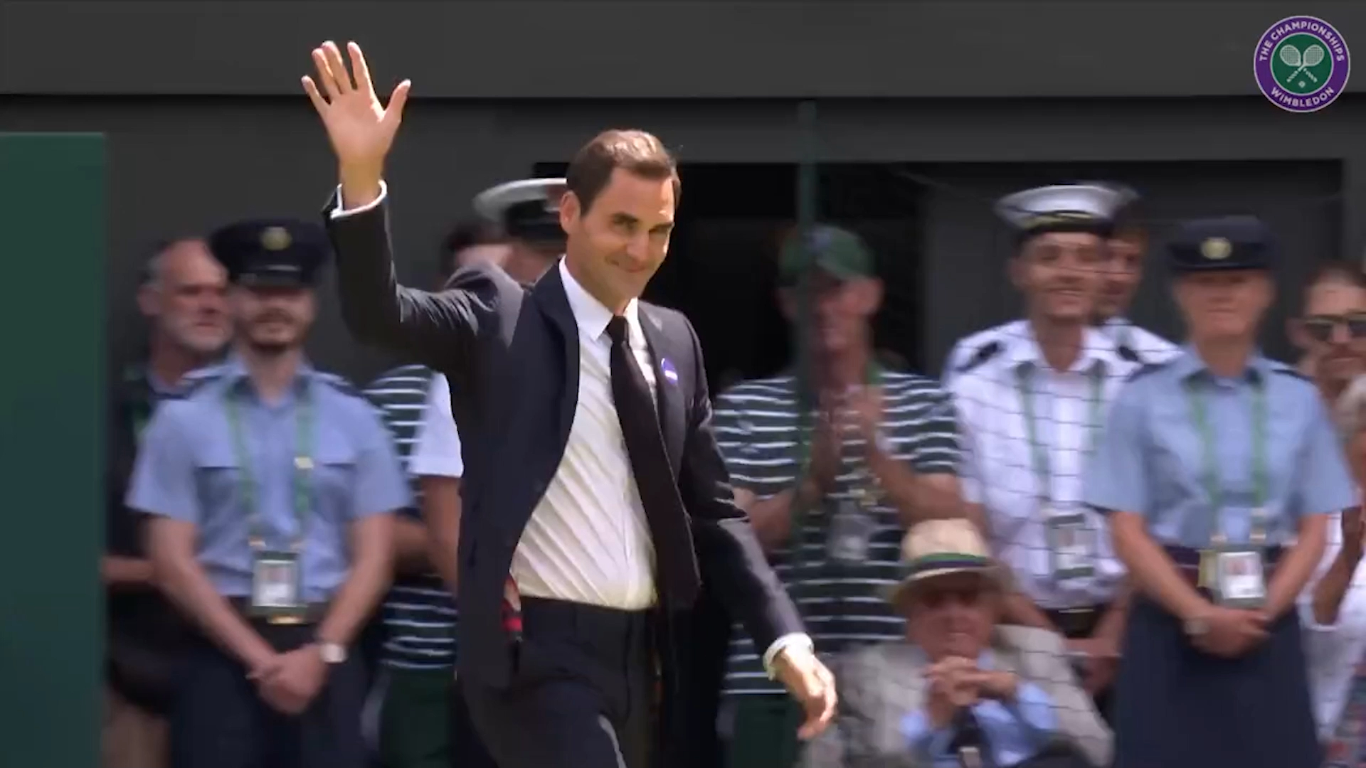 Federer gets standing ovation at Wimbledon