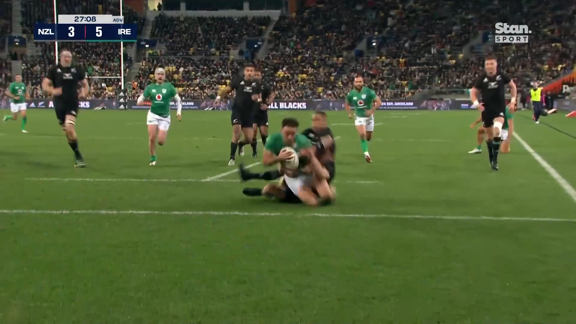 Lowe's no-look assist for Ireland try