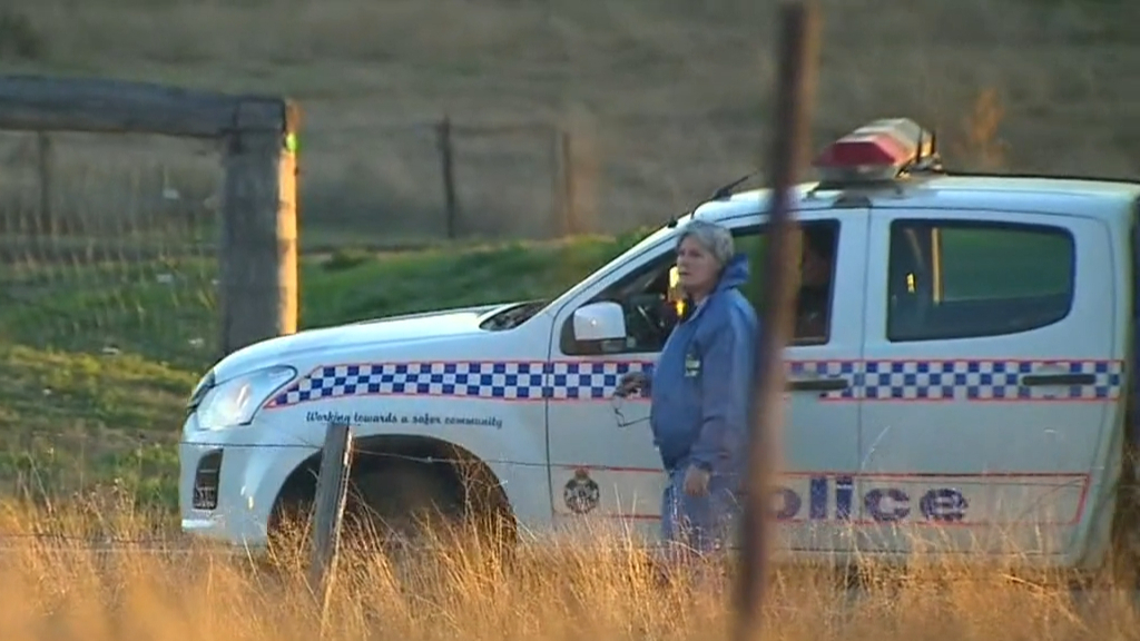 Woman's body found on side of Queensland road