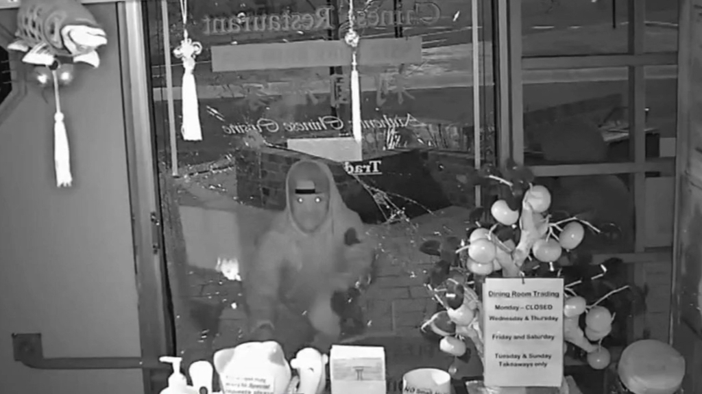 CCTV captures moment thieves break into Chinese restaurant in Victoria