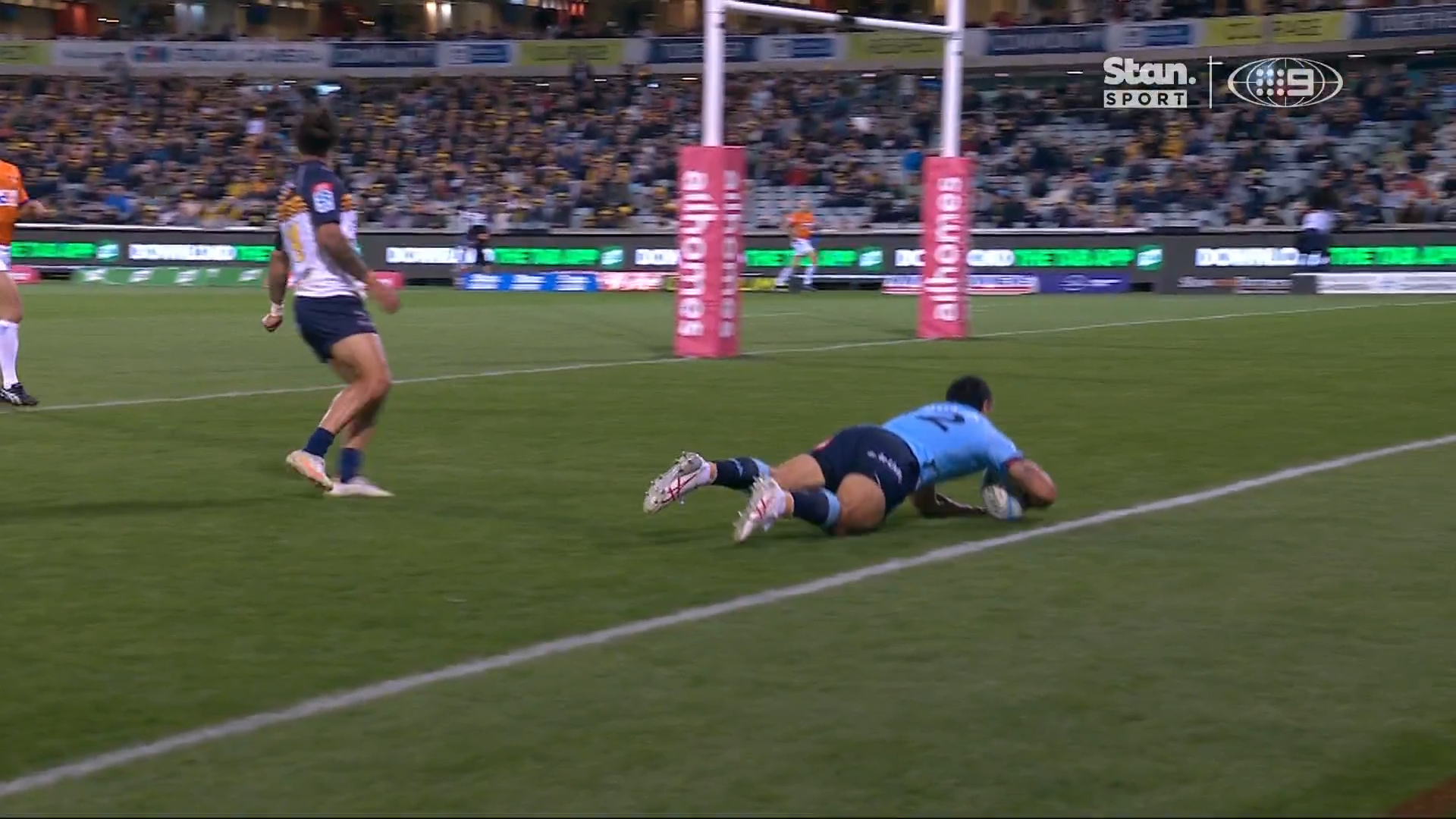 Waratahs score long-range stunner