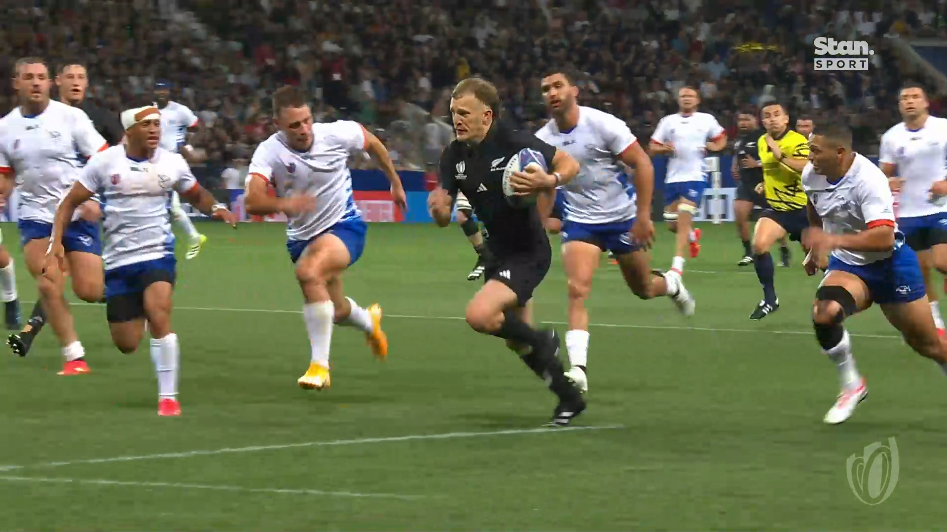 Damian McKenzie scores short of half-time