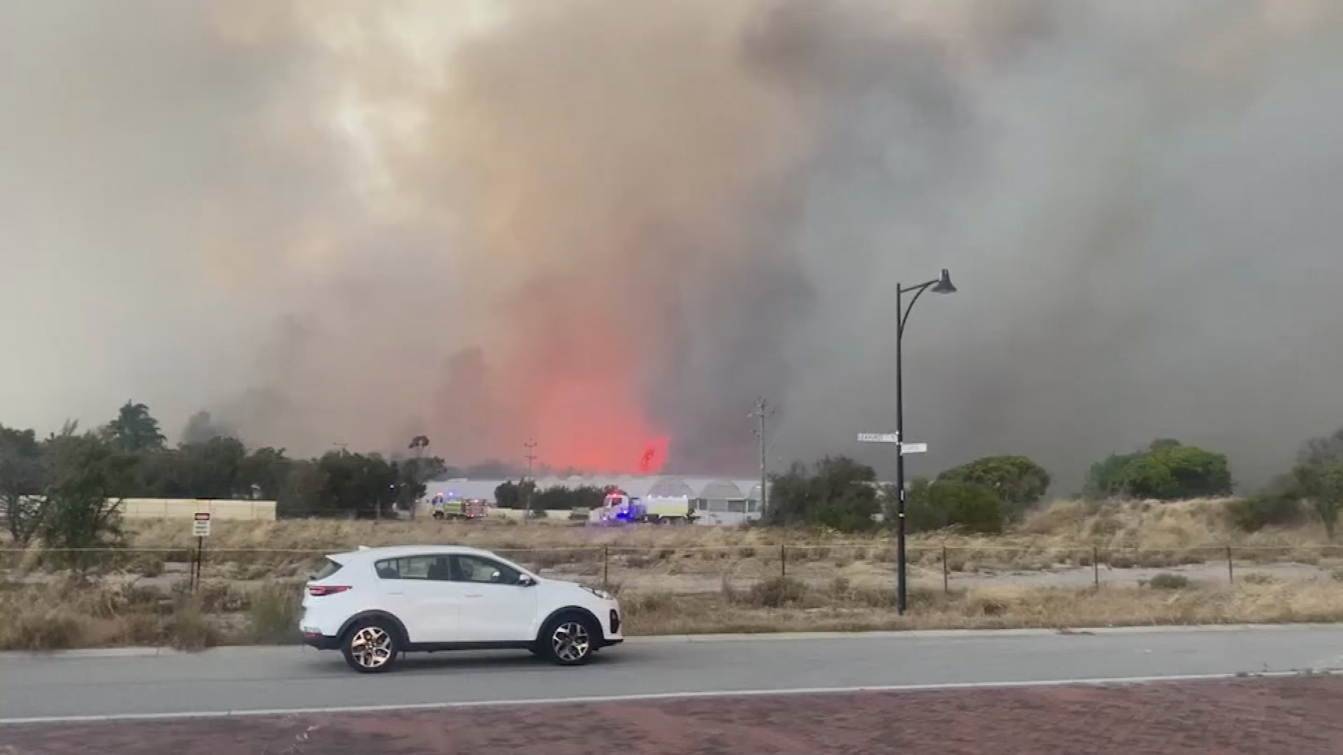 Perth residents displaced by bushfire demand fresh water