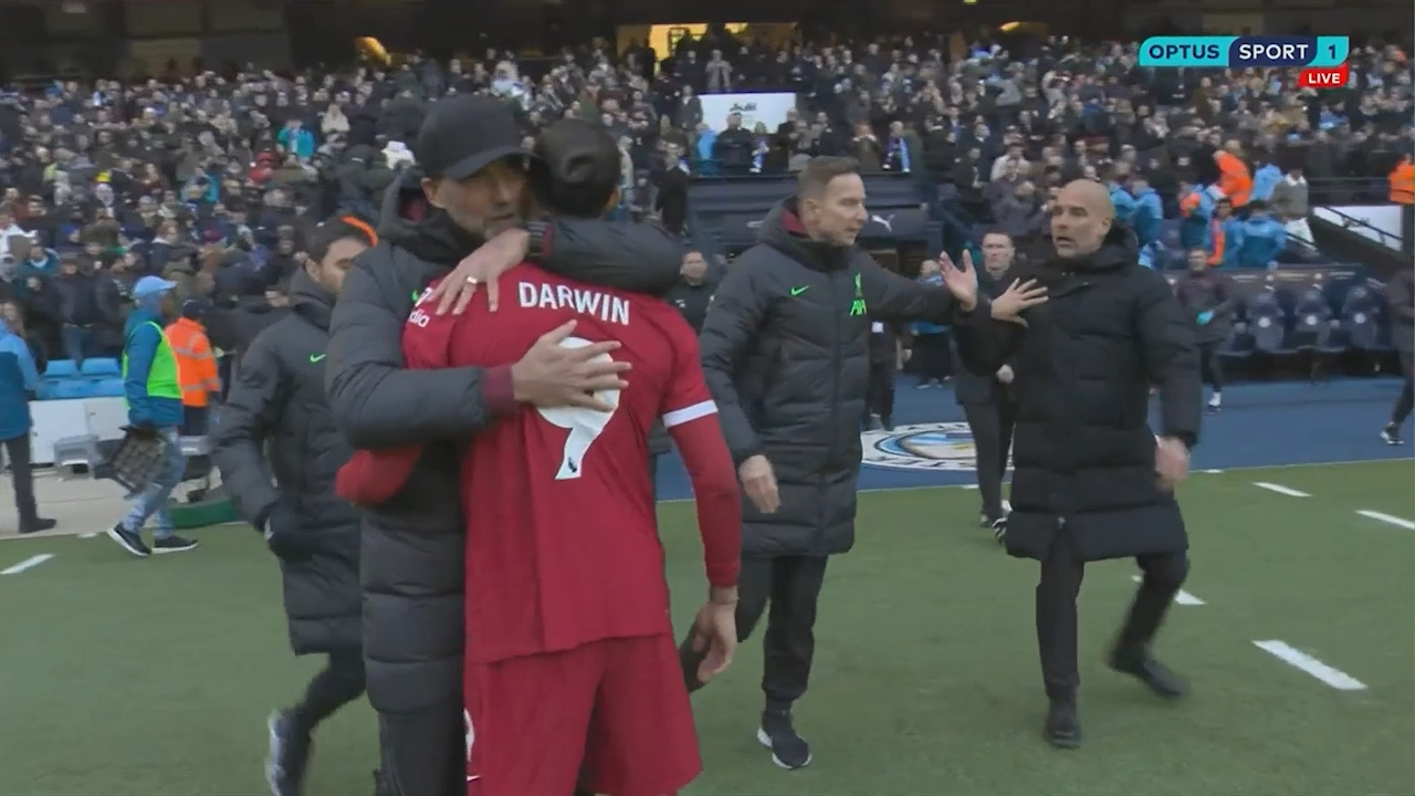 Klopp restrains Nunez as tempers flare