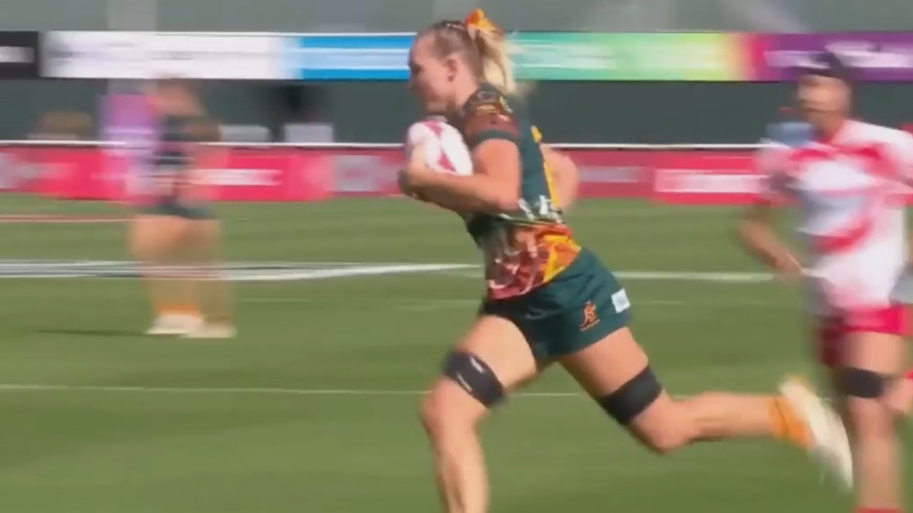 Aussie sevens ace splits through for try