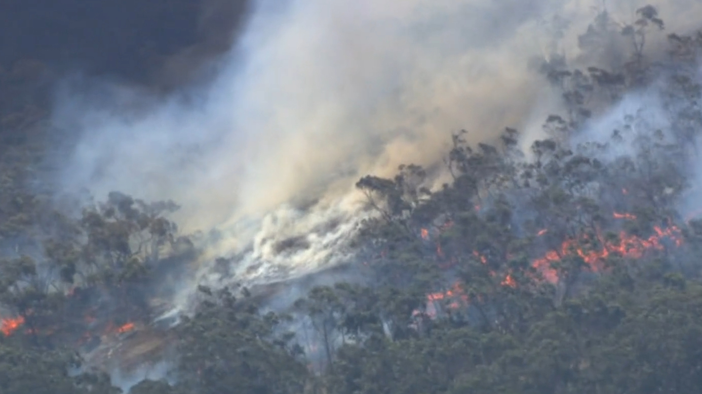 Communities in Victoria told to evacuate as out-of-control fire burns