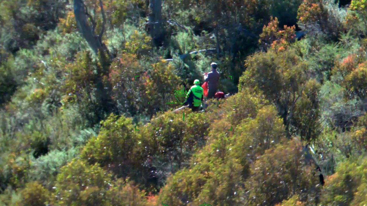 Video captures moment two hikers rescued by helicopter in Victoria