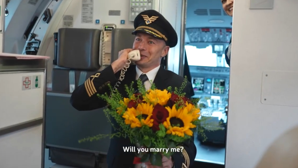 Pilot proposes to flight attendant girlfriend in front of passengers