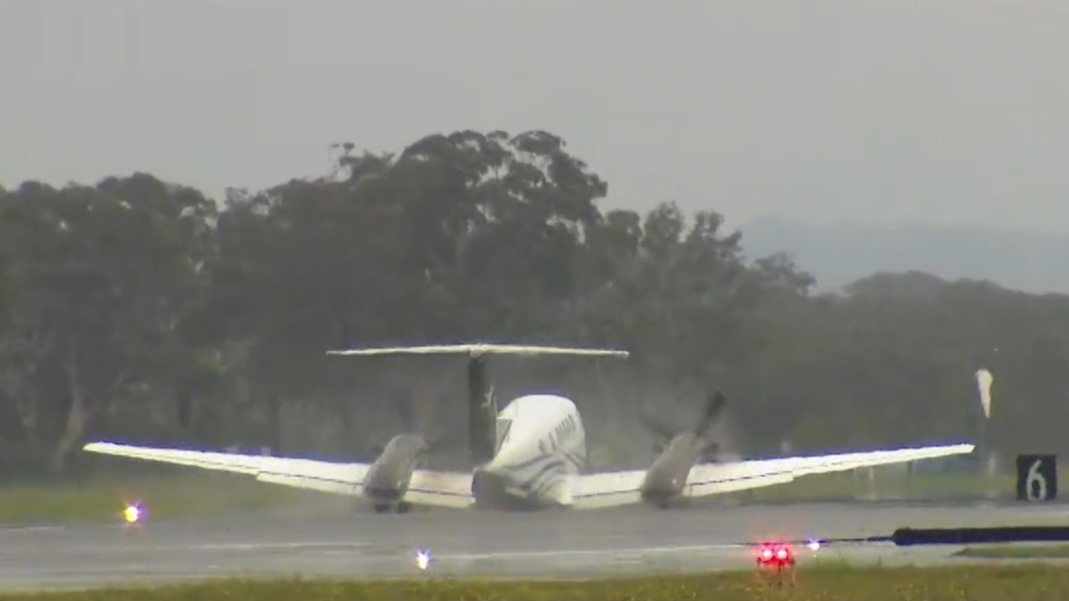 Pilot makes emergency landing safely after gear fails