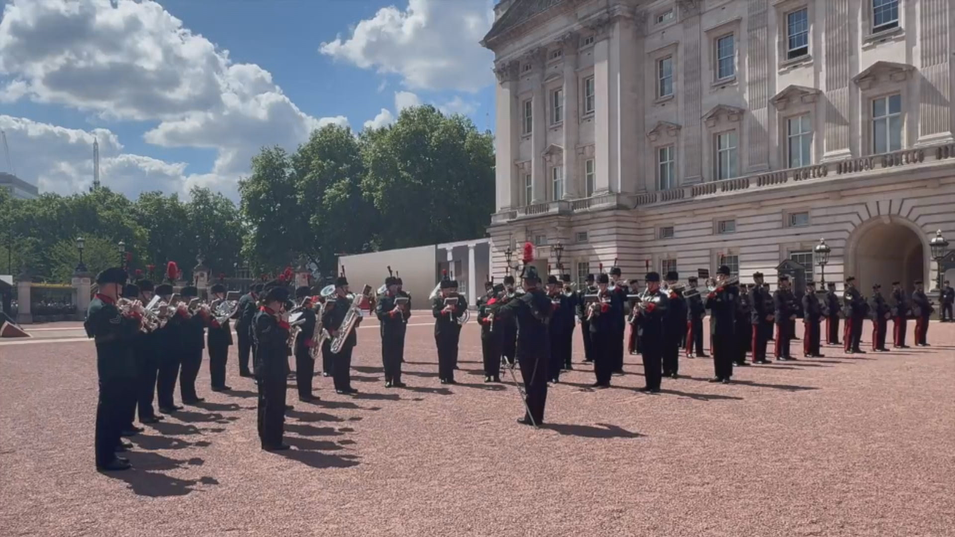 Buckingham Palace military band plays Taylor Swift hit